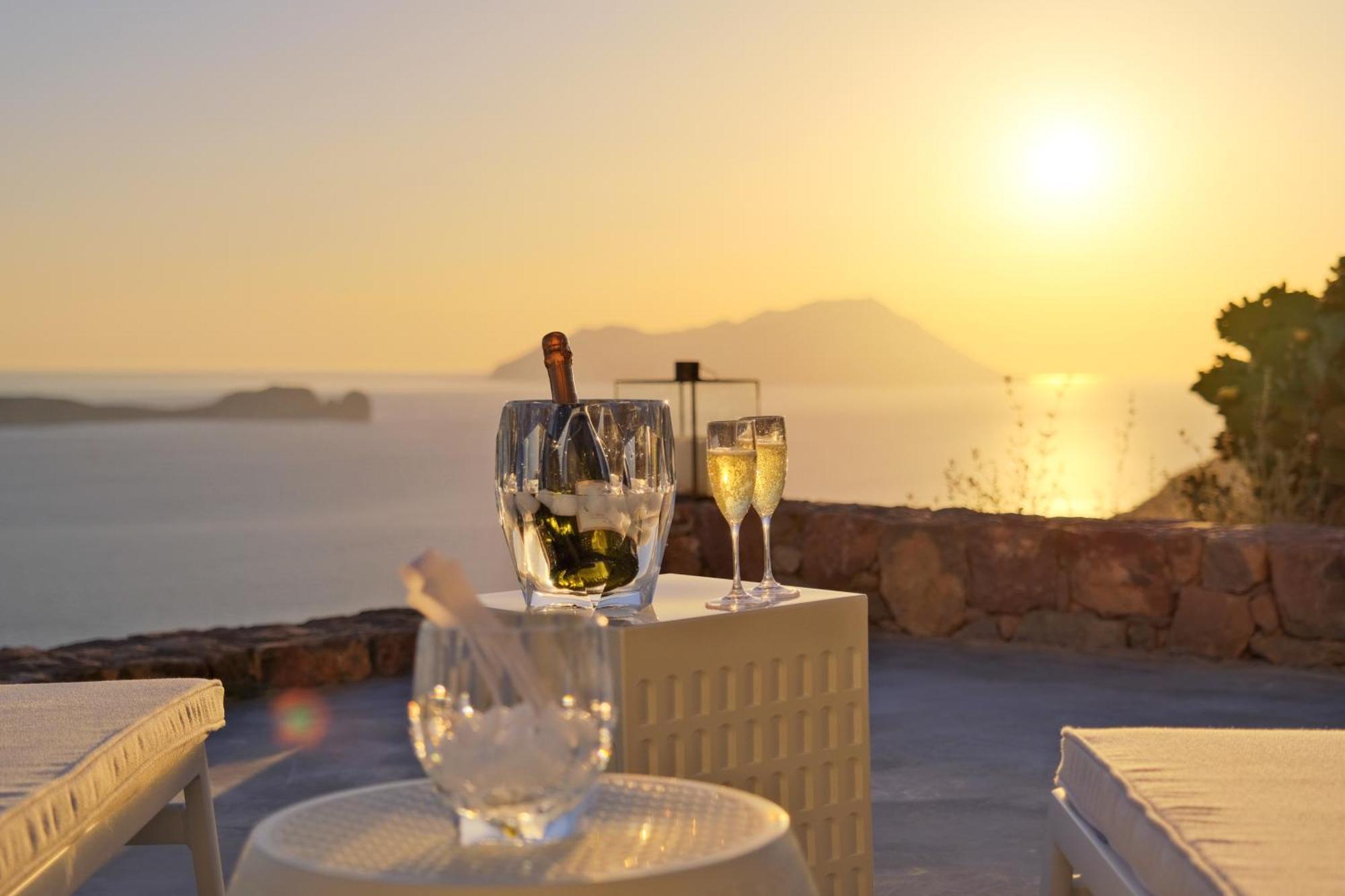 Odyssey Rock Milos Sunset Suites Plaka  Номер фото
