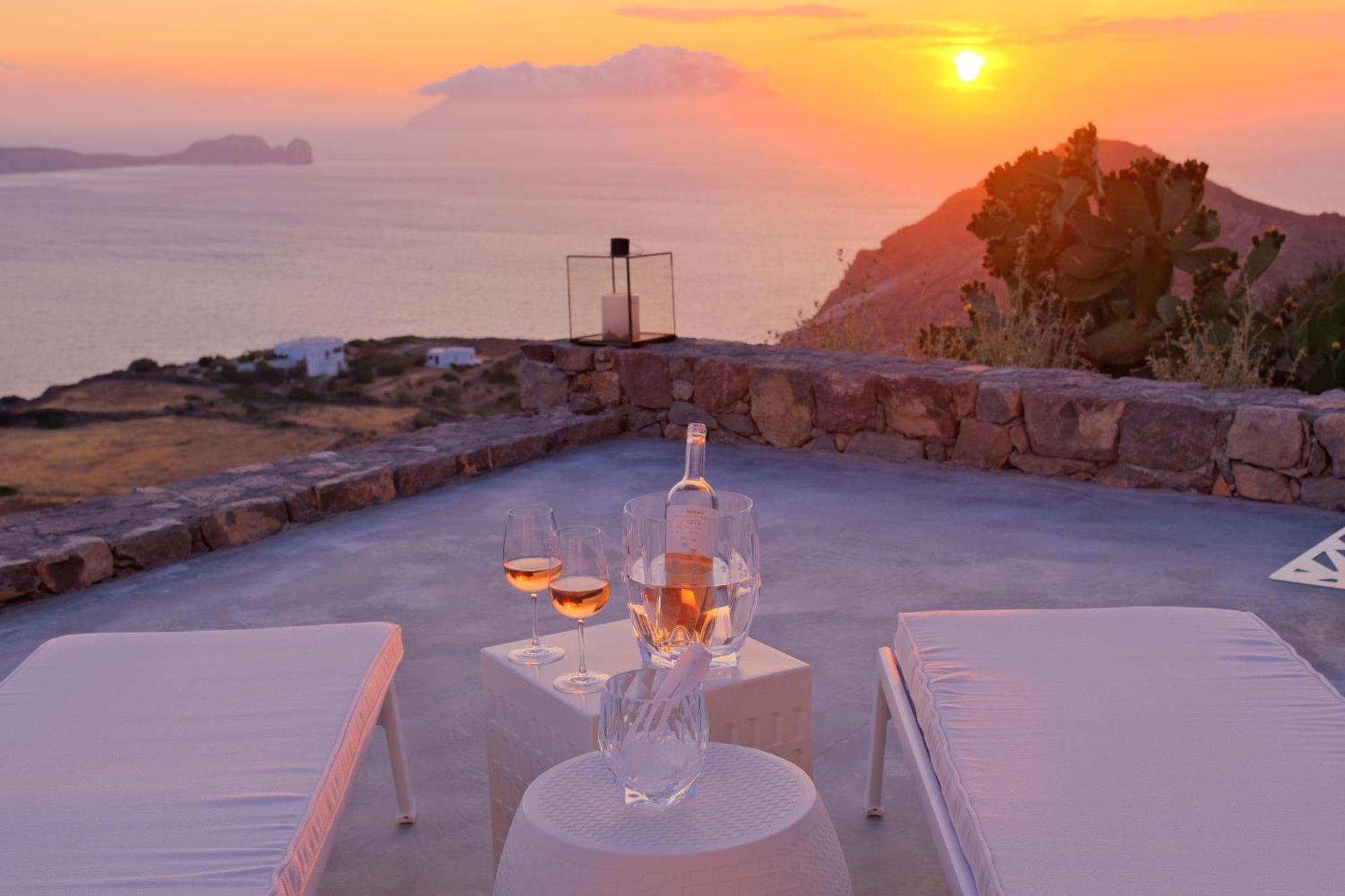 Odyssey Rock Milos Sunset Suites Plaka  Номер фото