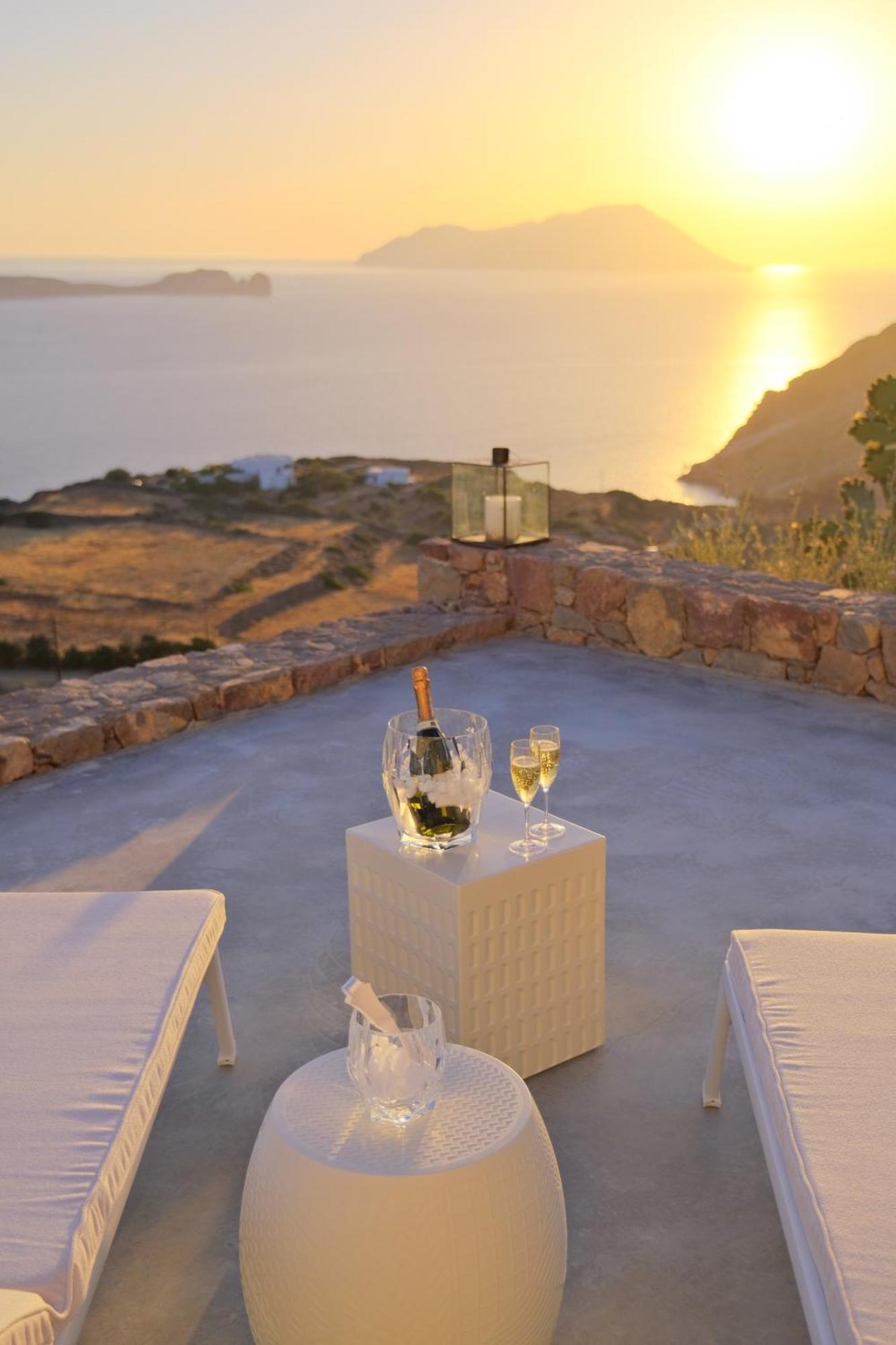 Odyssey Rock Milos Sunset Suites Plaka  Номер фото