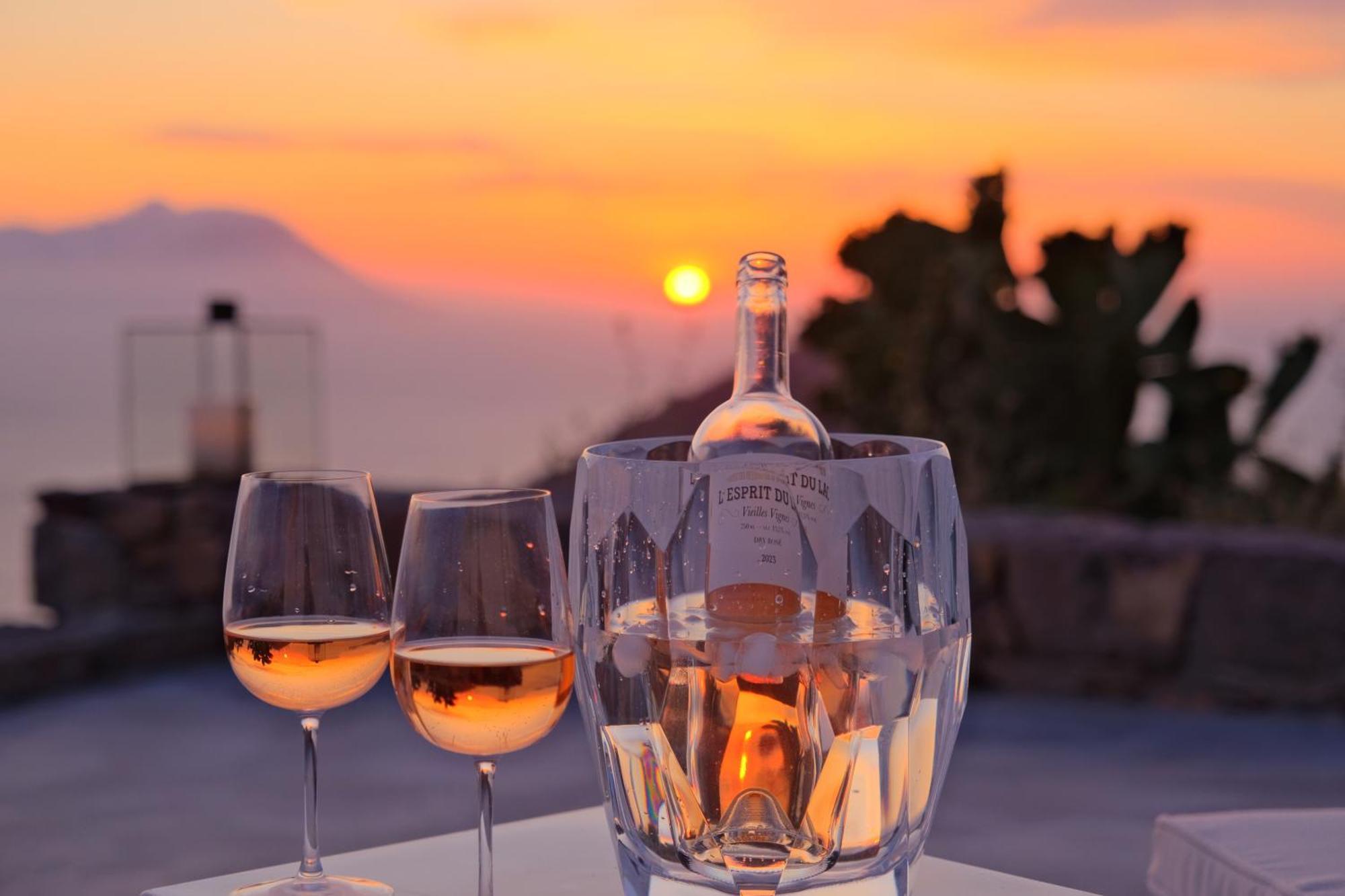 Odyssey Rock Milos Sunset Suites Plaka  Номер фото